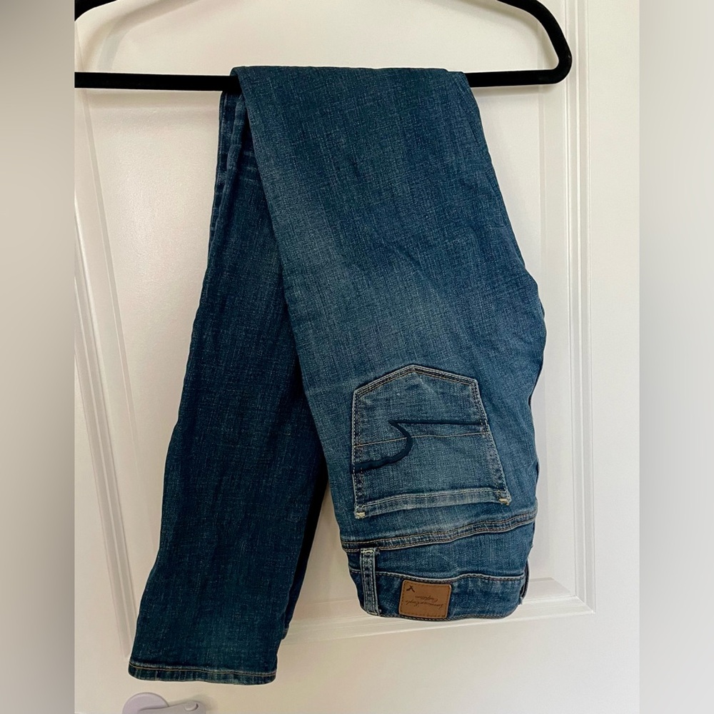 ⭐️HP⭐️American Eagle Outfitters Relaxed Fit Blue Jeans